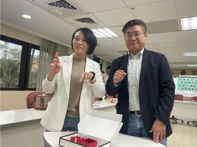 民眾在脸书一页式广告花费1700元购买5个戒指造型悠游卡，储值时才发现根本没有悠游卡功能，原来是诈骗集团冒名悠游卡公司行骗。（刘彦宜摄）