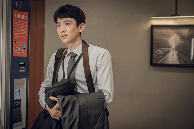 白敬亭飾演初入職場的菜鳥。（中天娛樂台提供）