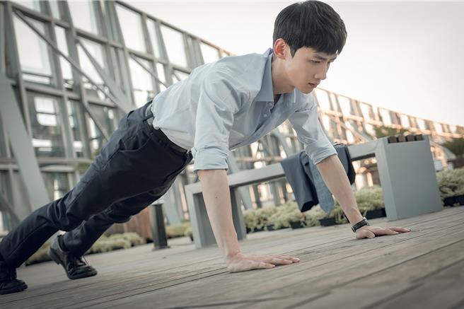 白敬亭劇中被罰做伏地挺身。（中天娛樂台提供）