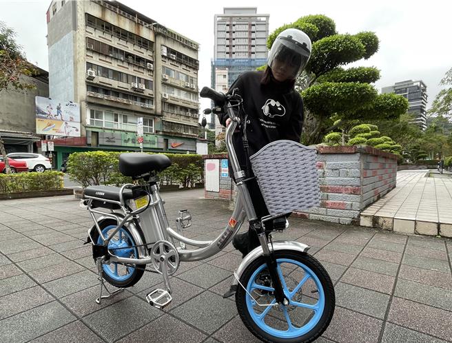 靖娟基金会指出，儿童交通事故死伤仍持续上升，近6成是机车事故，电辅自行车死伤3年内成长2倍，呼吁政府扩建友善骑乘环境。学生模拟示范骑乘电动辅助自行车。（蔡亚桦摄）