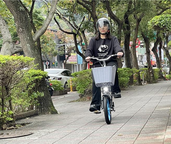 靖娟基金会指出，儿童交通事故死伤仍持续上升，近6成是机车事故，电辅自行车死伤3年内成长2倍，呼吁政府扩建友善骑乘环境。（蔡亚桦摄）