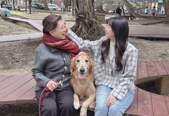 陳淑芳（左）和《你回來了》中的孫女、毛小孩演戲，默契滿分。（翰森娛樂提供）