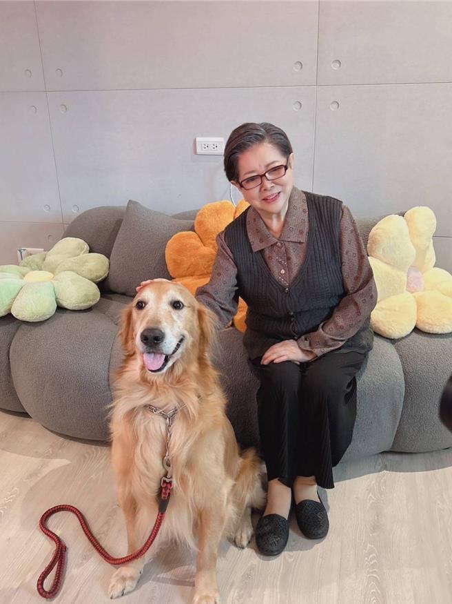 陳淑芳（右）挑戰和毛小孩合作拍攝短片《你回來了》。（翰森娛樂提供）