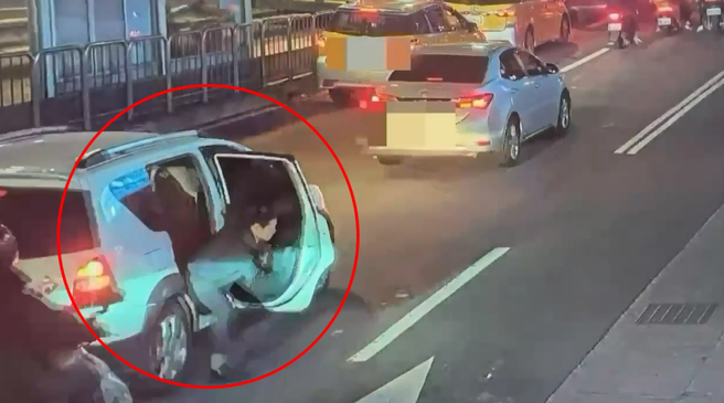 汽車行駛中「連開2次車門」，乘客提公事包下車嚇壞騎士。（翻攝自影片）