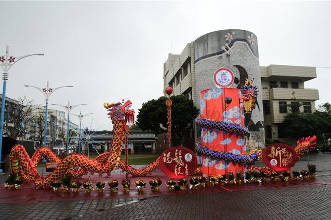 花莲吉安乡公所迎接龙年，在哈啰公园装置金色「亲子龙」意象花灯，希望带给乡亲好运，更祈愿能为乡内缔造更多「龙宝宝」。（吉安乡公所提供／罗亦晽花莲传真）