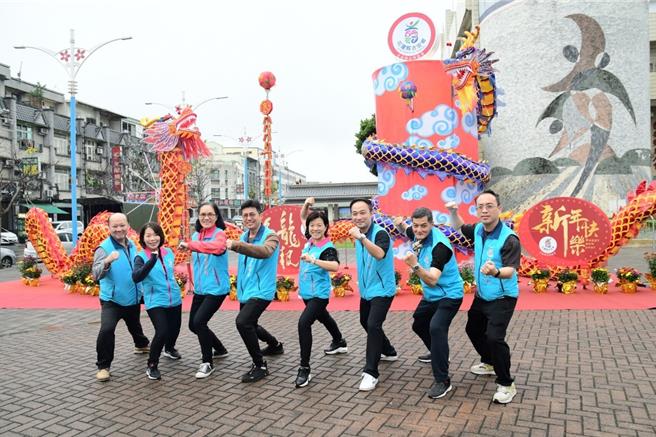 花莲吉安乡公所迎接龙年，在哈啰公园装置金色「亲子龙」意象花灯，希望带给乡亲好运，更祈愿能为乡内缔造更多「龙宝宝」。（吉安乡公所提供／罗亦晽花莲传真）