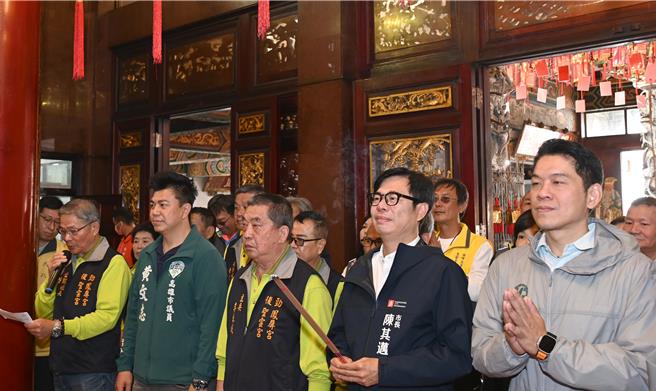 高雄市长陈其迈（前右二）5日到楠梓区凤屏宫参拜，祈求国泰民安，新科立委李柏毅（前右）陪同。（林瑞益摄）