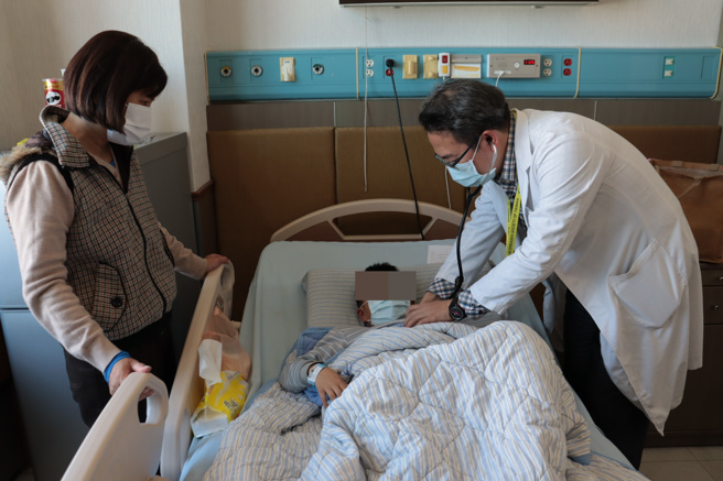 男童在寒假时间参加补习班举办冬令营后开始发烧，经检查确诊腺病毒。（图／部立彰化医院提供）