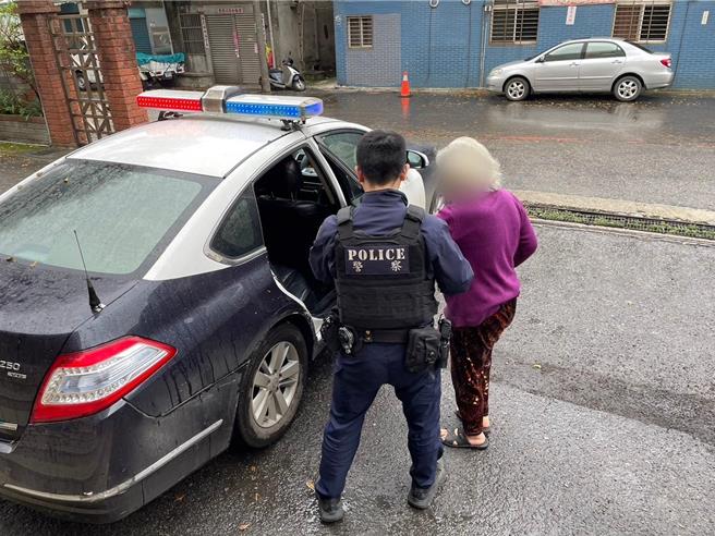 老妇人逛市场后无法自行回家，八德警方伸出援手协助。（八德分局提供／陈梦茹桃园传真）