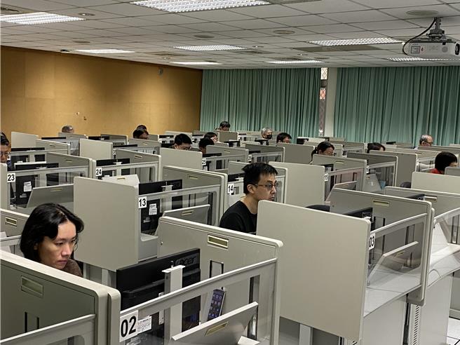 大考中心目前正在进行学测阅卷。（林志成摄）