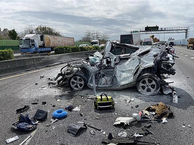 從事故現場照片來看，遭擠壓追撞的自小客車已經成「紙團」狀了，只看得出是白色，其餘無法從剩下的面貌看出車型。（消防隊提供／吳建輝彰化傳真）