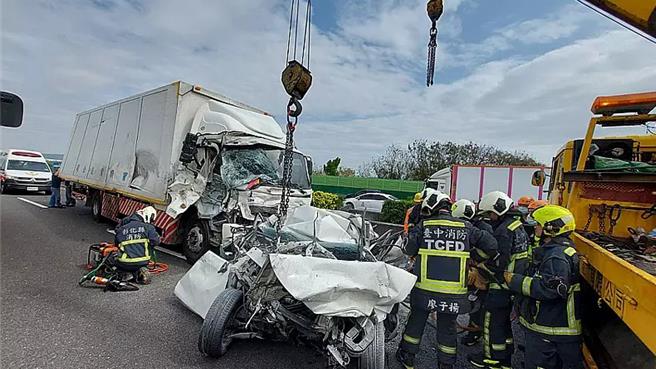 目前警消獲報已經前往搶救，警消仍在搶救中，詳細的肇事原因，仍有待後續進一步調查釐清。（消防隊提供／吳建輝彰化傳真）
