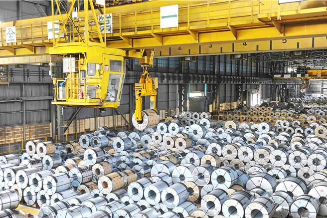 中钢冷轧成品仓库开启双无人化天车钢卷吊运作业，今年再全面展开天车改造工程，迈向「智慧仓储」发展新里程碑。（中钢提供）