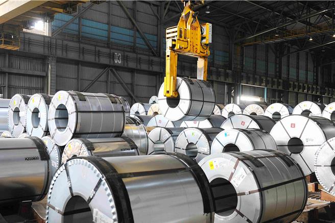 中钢完成无人化钢卷吊运天车十大关键AI技术及优化整合五大仓储相关系统，促使仓储管理效率大跃进。（中钢提供）