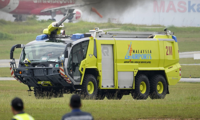 图为2022年9月，吉隆坡国际机场演练飞机失事、消防车紧急灌救的演习。（资料照／美联社）