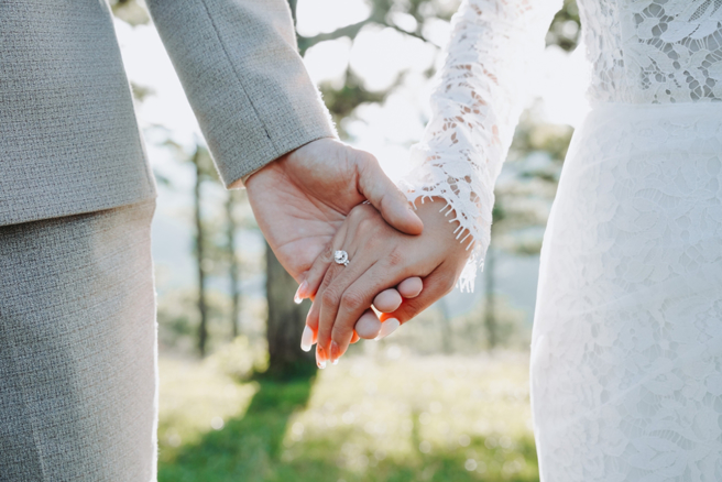 印度一名103岁老翁因为两任妻子过世，没人陪在身边感觉很孤独，于是迎娶49岁的第三任妻子。 (图:shutterstock/达志)