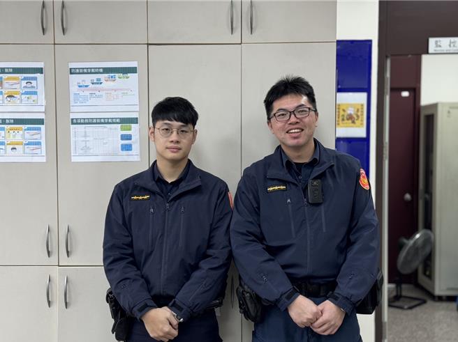 一名妇人将百万现金遗失，焦急向警方报案，所幸北投分局石牌所警员郑嘉谦(左)、许哲豪受理后迅速寻获。（北投警分局提供）