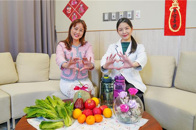 中医大新竹附医执行长张宜真（左）和营养师黄琳惠（右）宣导「肠保健康五大招」才能远离疾病。（罗浚滨摄）