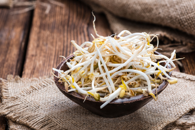 豆芽菜一年四季有产、营养丰富，生吃最能保存芽苗的酵素。（Shutterstock／达志）