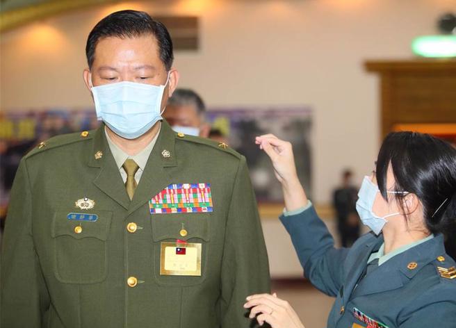 赖清德万里警卫室前主任谢静华(右)因体测造假遭拔 ，日前又在街头「热吻女友人」惹议。(中时资料库)