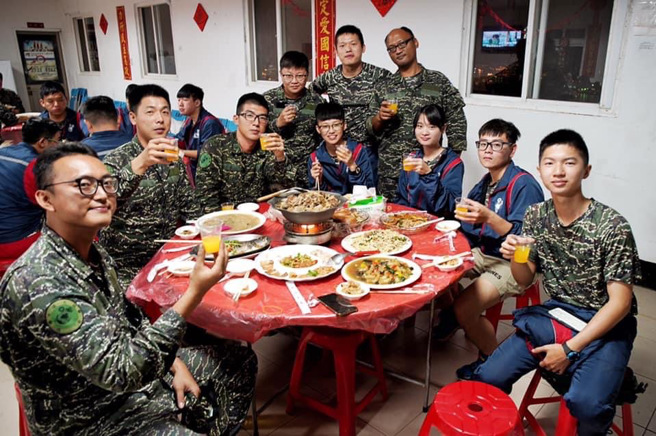 春节餐会与摸彩活动。(叶庭欣/翻摄)
