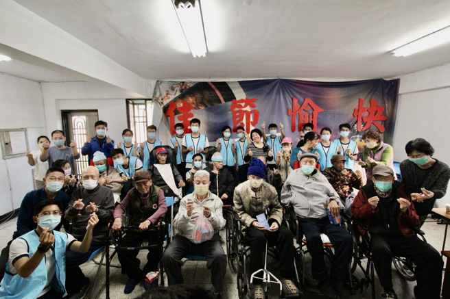 海军官校学生探视祥和山庄荣民。(叶庭欣/翻摄)