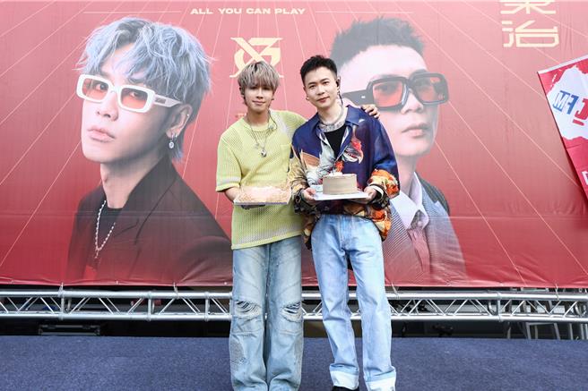 歌迷送上特制烧肉蛋糕祝萧秉治生日快乐。（相信音乐提供）