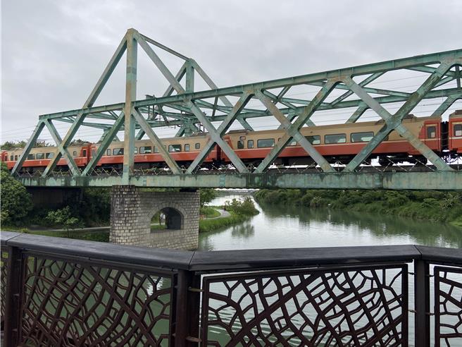 台铁区间车4151次的陈姓车长抵达冬山站时，昏厥在月台上，所幸无大碍。（示意图/吴佩蓉摄）