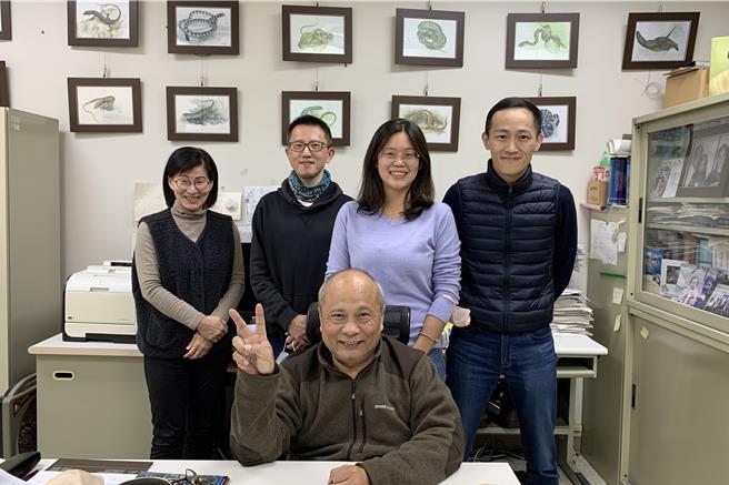 科博馆学术副馆长黄文山（前）5日表示，研究团队从1997年起长期监控兰屿爬行类群集动态23年，投入保育的资源始终有限，能长年进行的研究格外珍贵。（科博馆提供／陈淑芬台中传真）