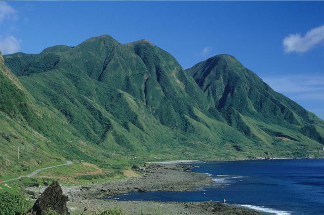 科博馆生物团队5日表示，因气候变迁、海平面上升，全球沿岸栖地逐渐消失，兰屿海龟面临没有沙滩产卵的危机，不过，因人为保护介入，也改变兰屿爬行类生物食物网平衡。（科博馆提供／陈淑芬台中传真）