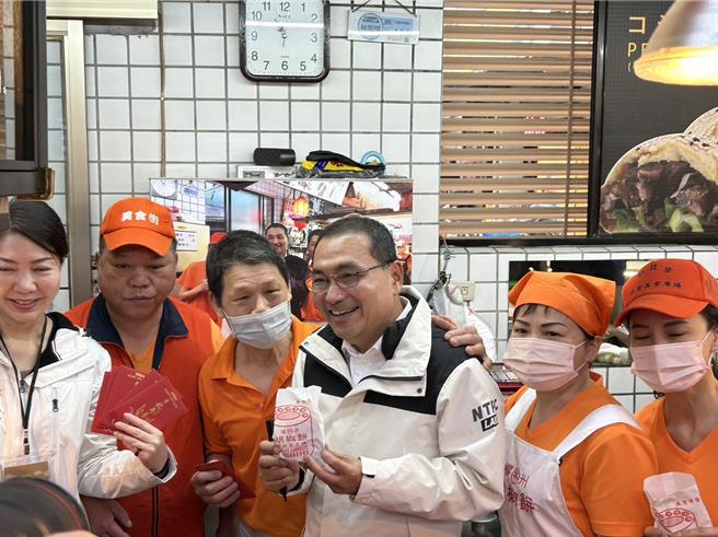 新北市瑞芳美食广场今（5）日举行开幕典礼，新北市长侯友宜与美食广场摊商互动热络。（刘玮晴摄）