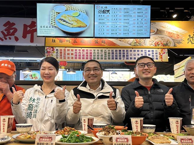 今（5）日由新北市长侯友宜带领在地里长及议员举行「瑞芳美食广场」开幕典礼，并于场内享用美食。（刘玮晴摄）