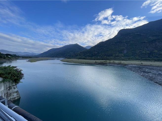 荖浓溪筑堤蓄水后，有民眾发现从台27甲线旁十八罗汉山服务区平台往荖浓溪眺望，荖浓溪清澈的水域及蔚蓝的天搭配山景，相当吸睛。（高雄市水利局提供／林瑞益高雄传真）