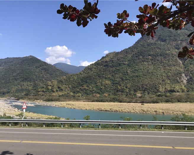 因应极端气候，高雄市水利局在荖浓溪筑堤蓄水，图为十八罗汉山服务区平台。（高雄市水利局提供／林瑞益高雄传真）