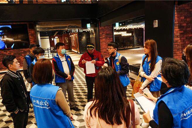 新竹县政府新闻处会同消防局等单位联合稽查竹北百老匯影城，发现营业、消防公安、卫生等事项有缺失，业者也立即改善。（新竹县政府提供／罗浚滨新竹传真）