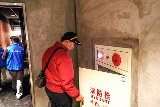 新竹县政府新闻处会同消防局等单位联合稽查竹北百老匯影城，加强稽查消防公共安全等措施。（新竹县政府提供／罗浚滨新竹传真）