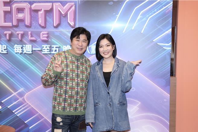 胡瓜（左）与Sandra主持新节目《拜托ATM》。（池宗玲摄）
