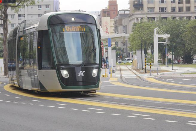 有民眾发现，在鼓山区山区大顺一路与龙胜路口，发现行人号志秒数会突然缩短，高雄市交通局表示，该处会受到轻轨优先影响减少秒数，目前正研拟改善措施。（任义宇摄）