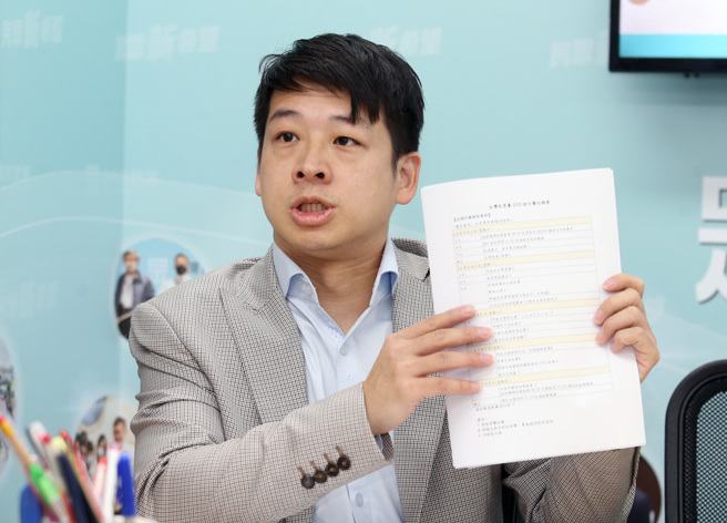 民眾党副秘书长许甫前往法院提告民进党、吴峥求偿100万。(中时资料库)