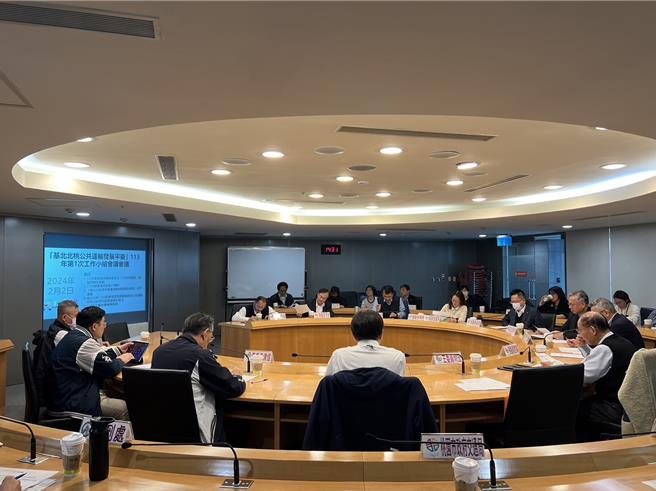 基北北桃公共運輸發展平台在上周的工作會議，針對定期票政策執行情形進行各種討論。（新北市交通局提供／呂健豪新北傳真）