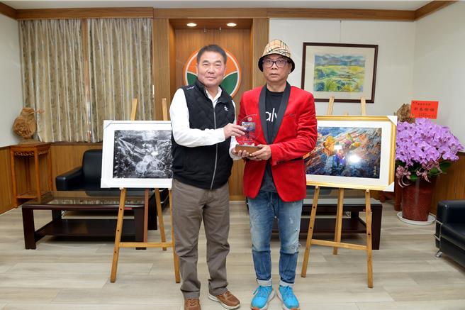 苗栗县长锺东锦接见表扬曾进发。（苗栗县政府提供／李京升苗栗传真）