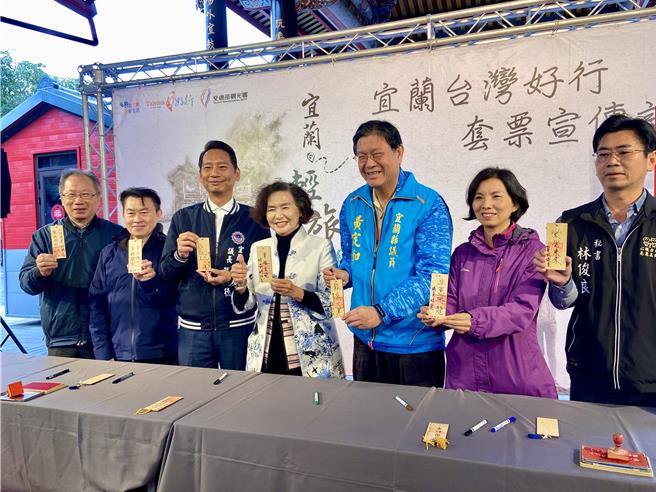 宜兰县长林姿妙（右四）带领贵宾们一起手作体验。（吴佩蓉摄）