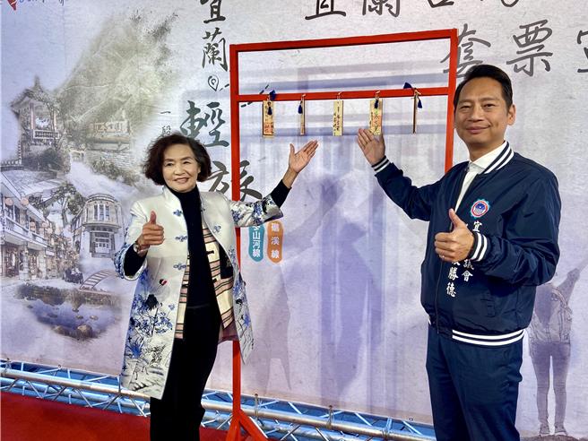 宜兰县长林姿妙（左）与议长张胜德（右）一同示范将祈愿卡挂在祈愿墙上。（吴佩蓉摄）