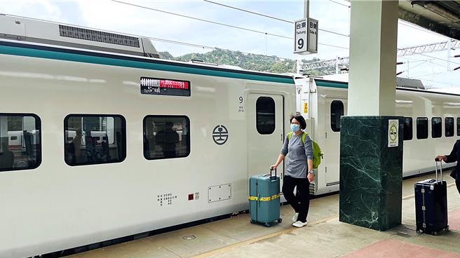 台铁第422次列车因车厢「车长阀」遭民眾转动致列车紧急停驶案，铁警今通知行为人谢姓男子到案说明。（萧嘉蕙摄）（图为示意照，非新闻当事人）