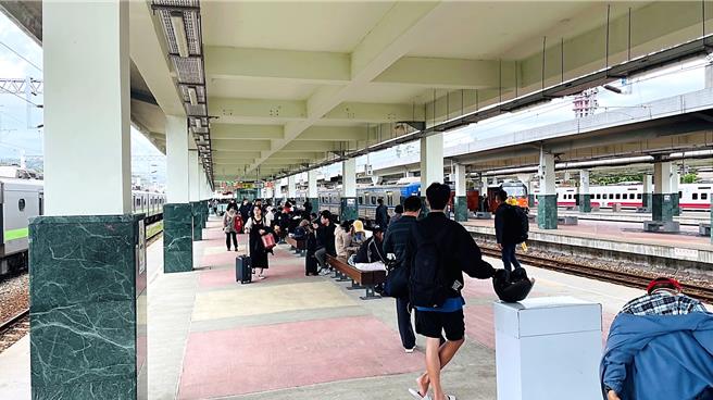 台铁第422次列车2日因车厢「车长阀」遭旅客转动，导致行经金崙站前时自动煞停。（萧嘉蕙摄）（图为示意照，非新闻当事人）