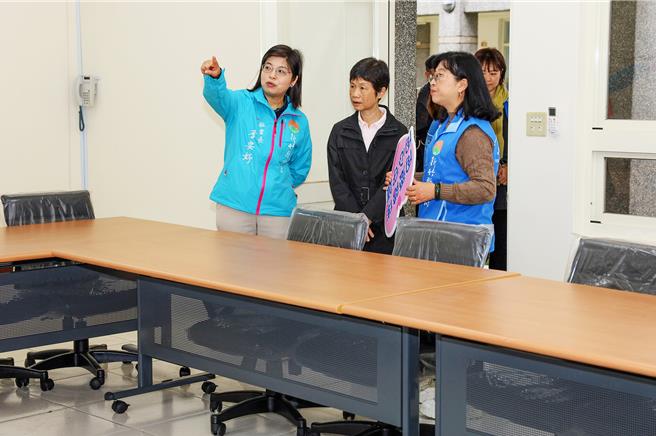 县府秘书长李安妤（左）向卫福部社会及家庭署组长简杏蓉（中）介绍新湖区社福中心办公室等相关设施。（罗浚滨摄）