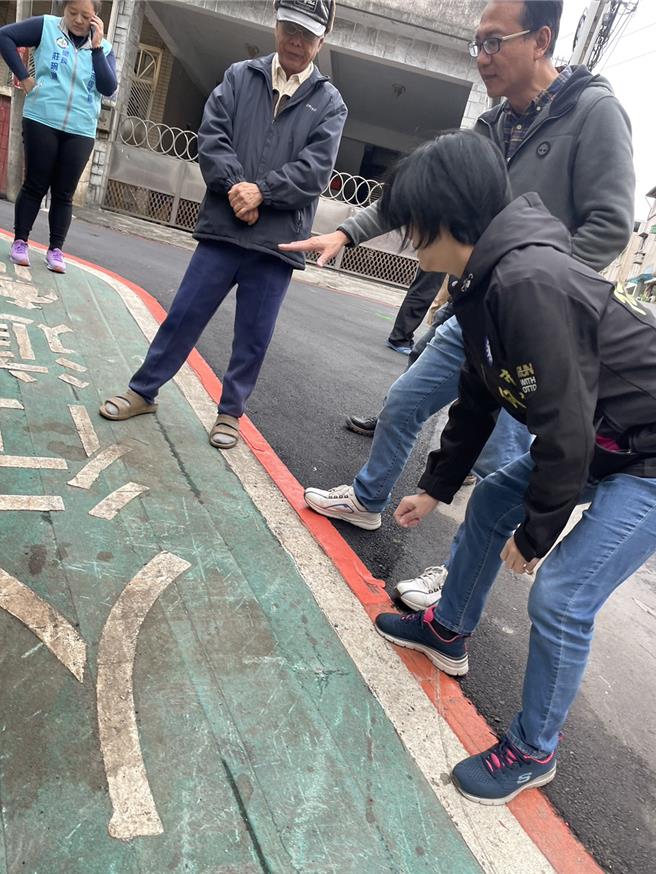 因为施工单位的便宜行事，基隆市信义区教孝街单号侧的绿底人行道，每到雨天就滑溜不堪，并曾造成多人滑倒。市议员何淑萍与市府工务处协调，刨除绿底部分，仅留人行道标注。（何淑萍服务处提供／张志康基隆传真）