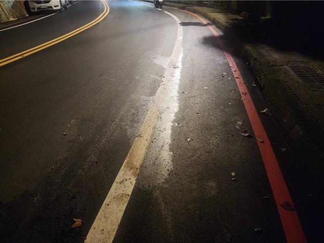 因为施工单位的疏失，4日晚间基隆市东信国小前的路面有许多玻璃砂，造成途经骑机车的民眾滑倒，市议员陈宜请环保局清洁队协助，直到晚间10时左右，才完成路面的清扫。（陈宜服务处提供／张志康基隆传真）