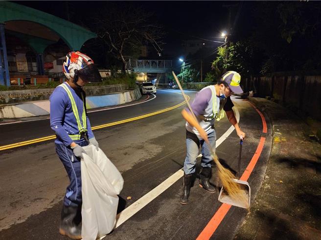 因为施工单位的疏失，4日晚间基隆市东信国小前的路面有许多玻璃砂，造成途经骑机车的民眾滑倒，市议员陈宜请环保局清洁队协助，直到晚间10时左右，才完成路面的清扫。（陈宜服务处提供／张志康基隆传真）