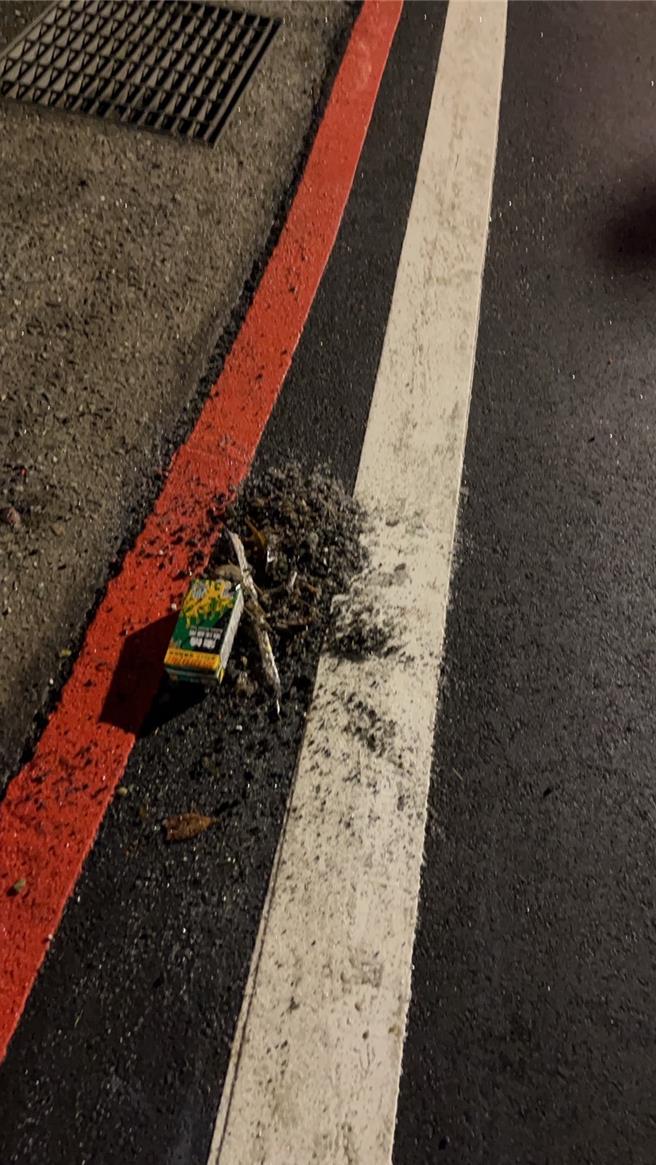 因为施工单位的疏失，4日晚间基隆市东信国小前的路面有许多玻璃砂，造成途经骑机车的民眾滑倒，市议员陈宜请环保局清洁队协助，直到晚间10时左右，才完成路面的清扫。（陈宜服务处提供／张志康基隆传真）